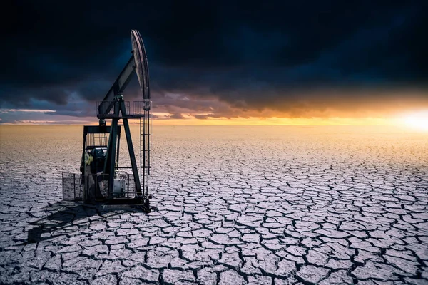 劇的な空を背景に砂漠のオイルリグ 石油産業の危機の象徴 — ストック写真