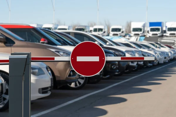 Una Barrera Con Una Señal Prohibición Símbolo Crisis Industria Automotriz — Foto de Stock