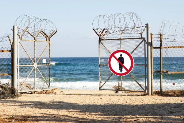 Playa Con Señal Prohibición Gente Caminando Autoaislamiento Cuarentena — Foto de Stock