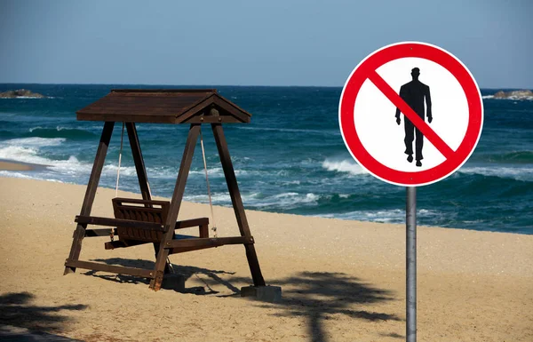 Praia Com Sinal Proibição Pessoas Andando Auto Isolamento Quarentena — Fotografia de Stock