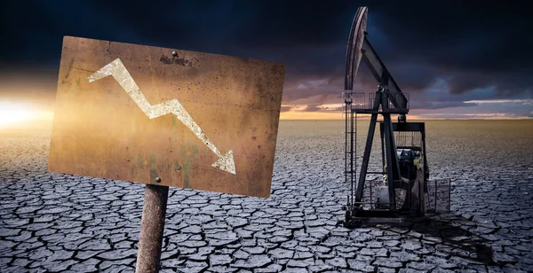 Нефтяная Вышка Пустыне Фоне Драматического Неба Ржавый Знак Стрелкой Вниз — стоковое фото