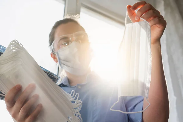 Woman Doctor Holding Lot Medical Masks — Stock Photo, Image