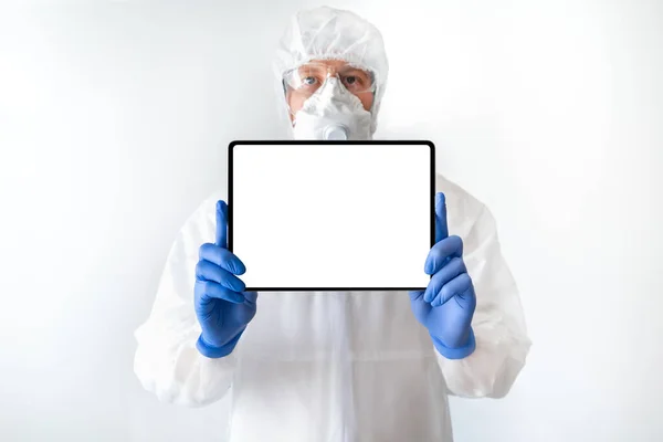 Medische Arts Beschermend Pak Met Een Digitale Tablet — Stockfoto