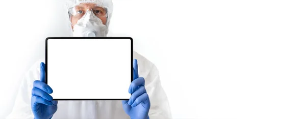 Lékař Ochranném Obleku Digitálním Tabletem — Stock fotografie