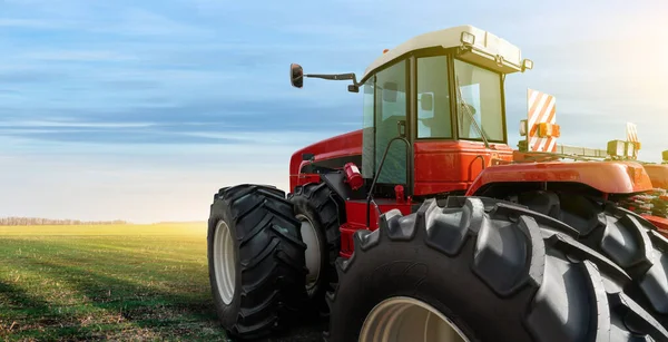 Rückansicht Eines Traktors Auf Einem Landwirtschaftlichen Feld — Stockfoto