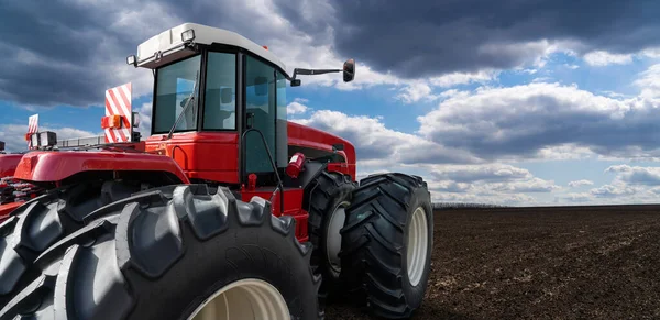 Rückansicht Eines Traktors Auf Einem Landwirtschaftlichen Feld — Stockfoto