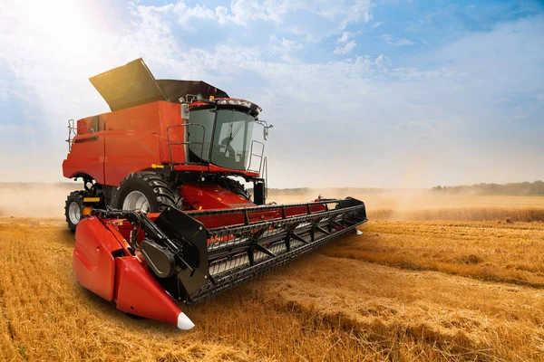 Buğday Tarlasında Hasat Makinesini Birleştirin — Stok fotoğraf