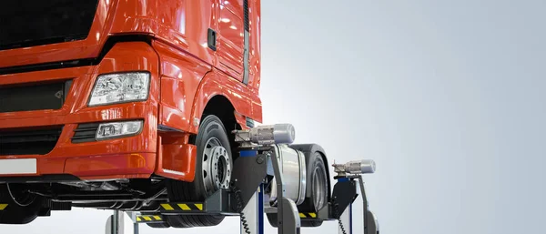 Vrachtwagen Een Lift Een Auto Service — Stockfoto