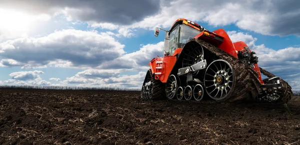 Landbouwtrekkers Met Rubberspoor Een Veld — Stockfoto