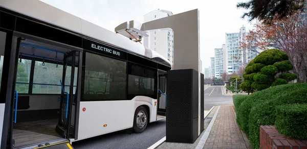 Şehir Caddesindeki Bir Şarj Istasyonunda Elektrikli Otobüs — Stok fotoğraf