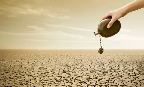 Een Man Giet Water Uit Een Fles Woestijn Droogte Waterschaarste — Stockfoto