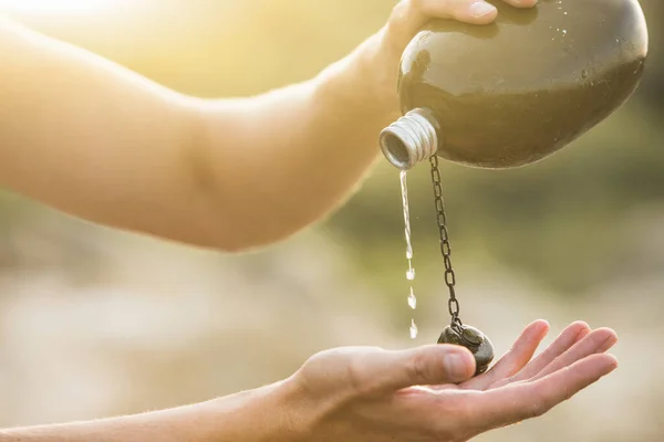 Hombre Vierte Agua Matraz Desierto Sequía Escasez Agua Causadas Por —  Fotos de Stock