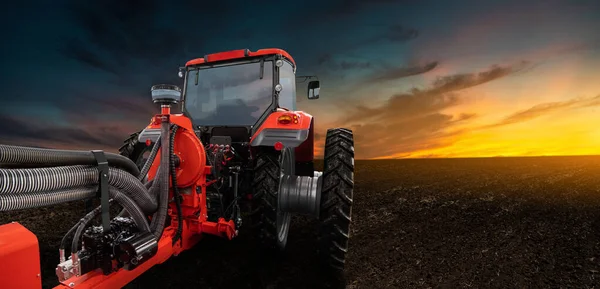 Rode Trekker Met Zaaimachine Een Landbouwveld — Stockfoto