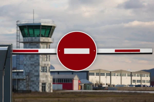 공항의 타워를 배경으로 표지판 있었다 비행기 여행의 위기의 — 스톡 사진