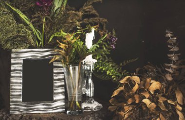 hala arka plan yaşam tarzı Vintage Fotoğraf Çerçevesi ve grunge üzerinde ahşap masaya çiçek