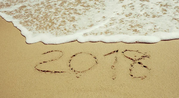 Yeni yıl dalga kavramı üzerinde kum plaj sabah geliyor