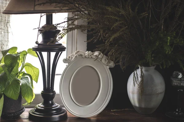 hala arka plan yaşam tarzı Vintage Fotoğraf Çerçevesi ve grunge üzerinde ahşap masaya çiçek