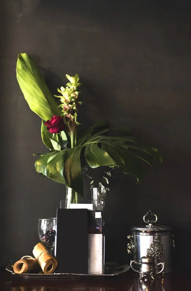 Marco de fotos vintage y flores en mesa de madera sobre fondo grunge bodegón estilo de vida — Foto de Stock