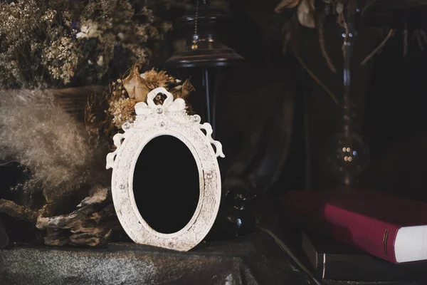 hala arka plan yaşam tarzı Vintage Fotoğraf Çerçevesi ve grunge üzerinde ahşap masaya çiçek