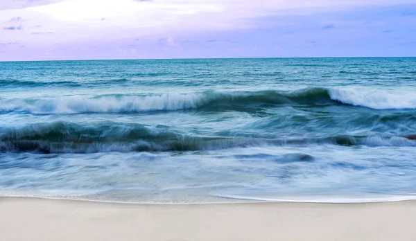 günbatımı zaman, sörf gün Beach'de.