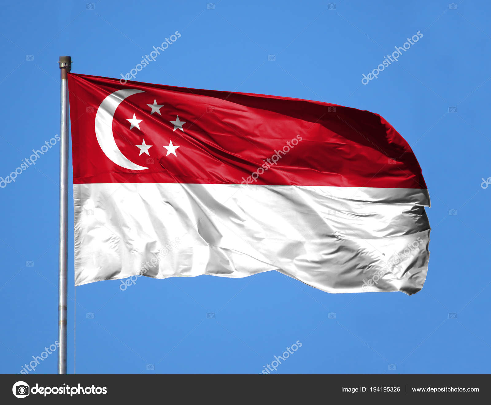 National flag of Singapore on a flagpole â Stock Photo
