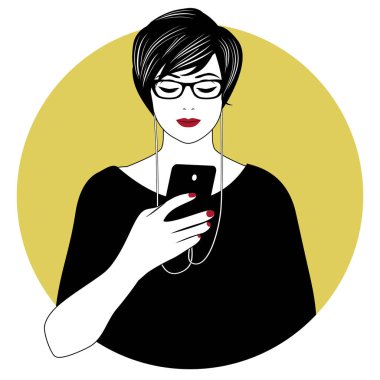 Kadın gözlük ve onun smartphone kullanarak kulaklık ile