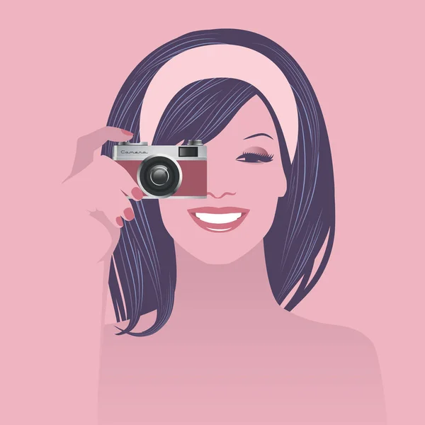 Hermosa chica sonriente sosteniendo una cámara de fotos retro, estilo vintage — Vector de stock