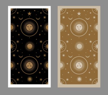 Tarot kartının arkasında yıldızlar, güneş ve ay var. Özgün arkaplan