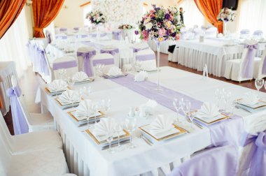 Düğün ya da başka bir yemek organizasyonu için masa hazır.