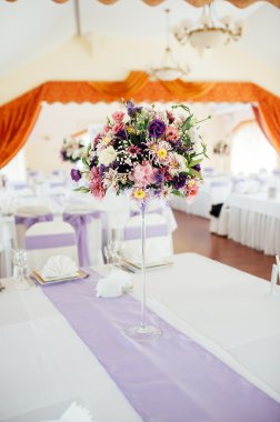 Düğün ya da başka bir yemek organizasyonu için masa hazır.