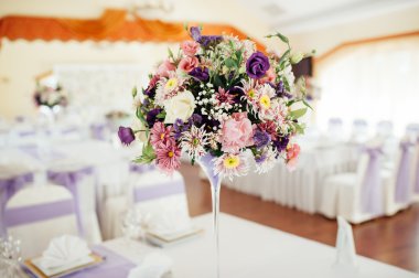 Düğün ya da başka bir yemek organizasyonu için masa hazır.