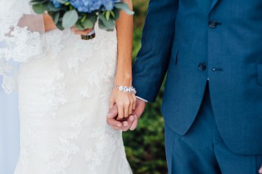 Gelin ve damat birbirinize sarılın