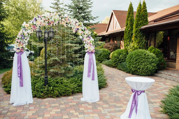 Beautiful wedding ceremony in the park — Stock Photo, Image