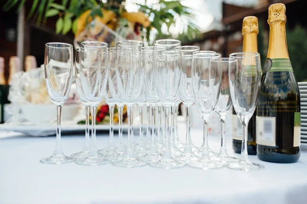 Bruiloft glazen gevuld met champagne bij banket — Stockfoto