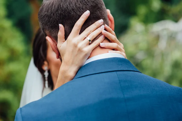 Nevěsta a ženich objetí navzájem — Stock fotografie