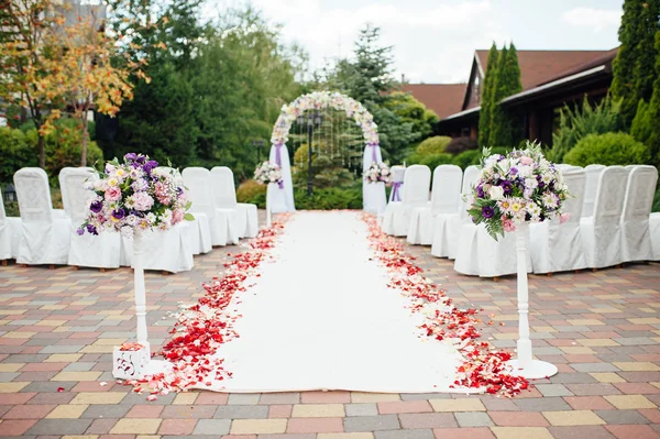 Vaas met bloemen bruiloft ceremonie in park — Stockfoto