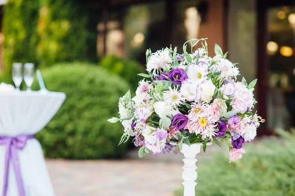 Vase of flowers wedding ceremony in park — Stock Photo, Image