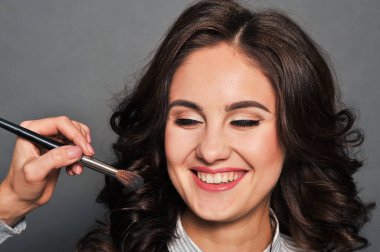 salon makyaj genç güzel esmer kız