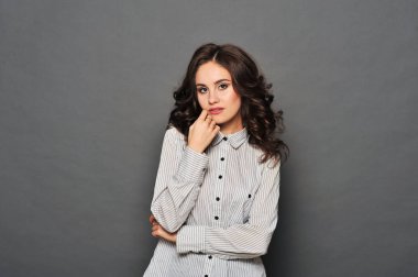 Güzel kadın kırmızı dudaklar sinek saç