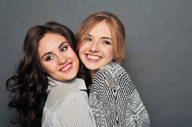 genç güzel esmer ve sarışın saçlı kız