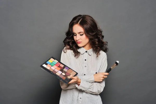 Visagist schildert een zeer mooie brunette — Stockfoto