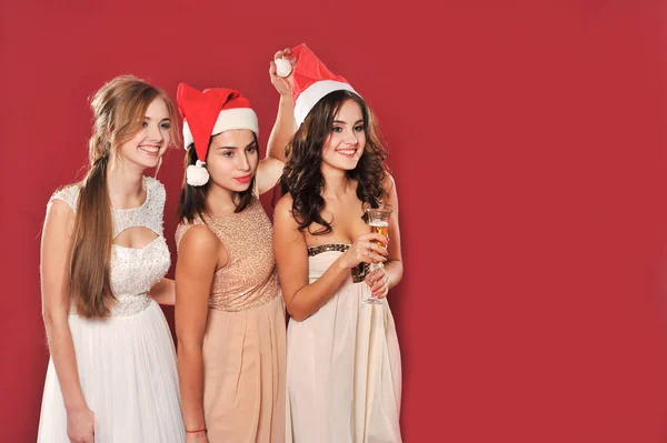 Le ragazze con un bicchiere di champagne incontrano l'anno nuovo — Foto Stock