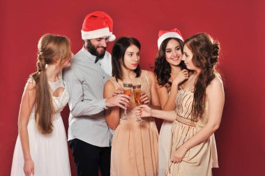 Kız ve erkek bir kadeh şampanya ile