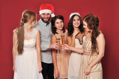 Kız ve erkek bir kadeh şampanya ile