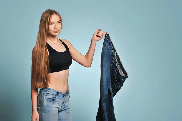 Adatta giovane donna in jeans sciolti — Foto Stock