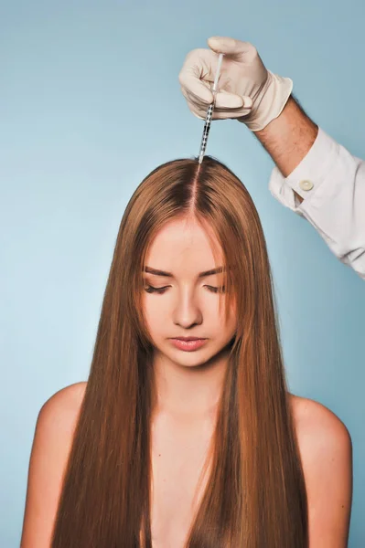 kadın enjeksiyon kafasından oluyor. Mezoterapi.