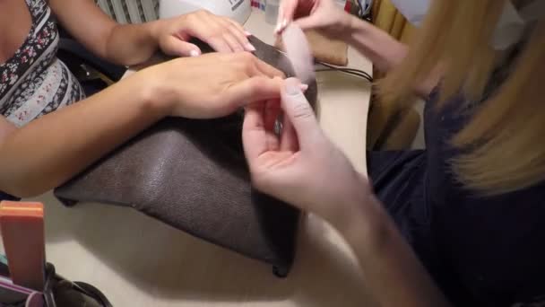 Master maakt een manicure salon. — Stockvideo