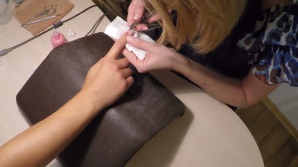 Master maakt een manicure salon. — Stockvideo