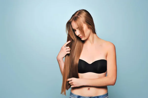 Girl in black bra showing their long hair — Stock Photo, Image