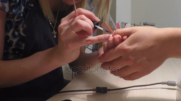 Il padrone fa una manicure in salone . — Video Stock